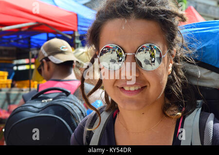 Fille avec des dreadlocks en lunettes. meilleur pendant les vacances d'été se rendront à l'Asie. Backpacker ont un sac à dos derrière les épaules. Nice, tannés à Banque D'Images