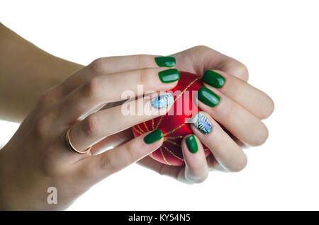 Fille gros plan du Nouvel An avec les mains manucure tenir seule boule rouge avec ornement. élément de décorations de Noël. ball est le symbole de l'hiver holida Banque D'Images