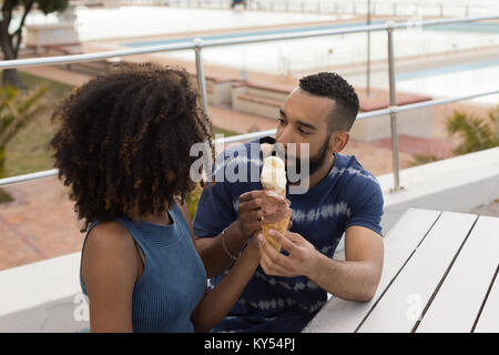 Couple having ice cream à la promenade Banque D'Images