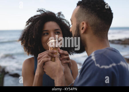 Couple having ice cream près de seaside Banque D'Images