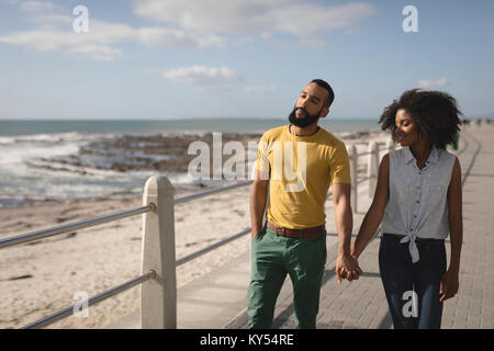 Couple en train de marcher sur la promenade Banque D'Images