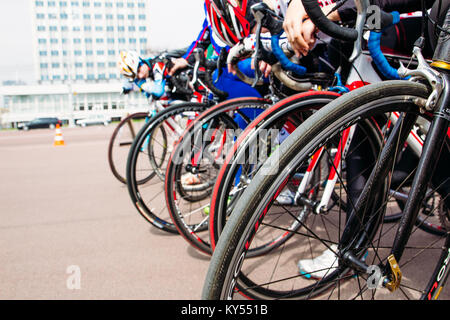 Gomel, Bélarus - 10 Avril 2016 : passage de vélo de route sport un close-up. Gomel, la Place Lénine. Banque D'Images