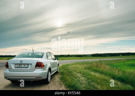 Gomel, Bélarus - 13 juin, 2016 : Volkswagen Polo garé sur le côté de la route dans la campagne Banque D'Images