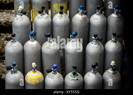 Collection de gray plongée sous les réservoirs d'oxygène de l'air la queue d'attente. Banque D'Images