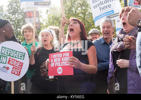 Les gens réagissent comme le deuxième tour résultats du Labour Party Leader adjoint élection sont annoncés à la victoire provisoire pour partie à Jeremy Corbyn Speakers' Corner à Hyde Park. Banque D'Images