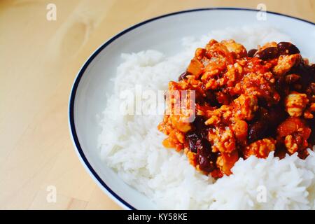 Mexican Chili con carne servi avec riz moelleux - filtre appliqué Banque D'Images