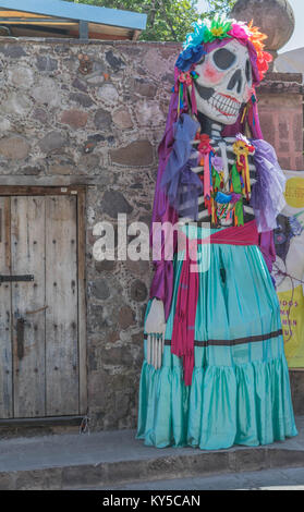 Marionnettes géantes, festif, pour le Jour des morts, à l'extérieur du marché artisanal, à l'extérieur de l'Instituto Allende, à San Miguel de Allende, Mexique Banque D'Images