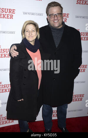 La ville de New York. Jan 11, 2018. Edie Falco et Stephen Wallem assister à 'l'emploi Loisirs' New York dépistage à l'AMC Loews Lincoln Square le 11 janvier 2018 à New York. | Verwendung weltweit/alliance photo Credit : dpa/Alamy Live News Banque D'Images