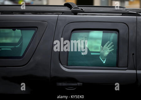 Bethesda, Maryland, USA. 12Th Jan, 2018. Le Président des Etats-Unis, Donald J. Trump vagues aux journalistes pendant qu'il part Militaire National Walter Reed Medical Center à la suite de son examen physique annuel le 12 janvier 2018 à Bethesda, Maryland. Trump va ensuite voyager en Floride pour passer du Dr. Martin Luther King Jr. jour maison de week-end à son Mar-a-Lago resort. Credit : Chip Somodevilla/Piscine via CNP Crédit : Chip Somodevilla/CNP/ZUMA/Alamy Fil Live News Banque D'Images