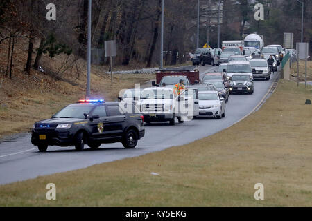 Bethesda, Maryland, USA. 12Th Jan, 2018. Le trafic de véhicules est tenu de la Capital Beltway comme Président des Etats-Unis, Donald J. Trump chefs le cortège du Militaire National de Walter Reed Medical Center pour son examen physique annuel le 12 janvier 2018 à Bethesda, Maryland. Trump va ensuite voyager en Floride pour passer du Dr. Martin Luther King Jr. jour maison de week-end à son Mar-a-Lago resort.Credit : Chip Somodevilla/Piscine via CNP Crédit : Chip Somodevilla/CNP/ZUMA/Alamy Fil Live News Banque D'Images