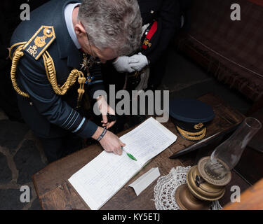 Llanystumdwy, Gwynedd, au Royaume-Uni. 12Th Jan, 2018. UK. Le chef de l'air personnel, Sir Stephen Hillier, signe le livre des visiteurs à Lloyd George's boyhood cottage, Highgate, où Sir Steven visité que la RAF, le Lord Lieutenant de Gwynedd, Gwynedd Conseil et le Pays de Galles se souvient de commémorer le premier ministre David Lloyd George a décidé de créer la première force aérienne indépendante en 1918. Crédit : Michael Gibson/Alamy Live News Banque D'Images