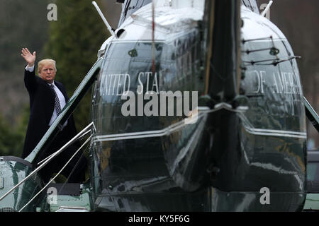 Bethesda, Maryland, USA. 12Th Jan, 2018. Le Président des Etats-Unis, Donald J. Trump vagues à des journalistes, il monte à bord d'un marin au départ de l'Armée nationale Walter Reed Medical Center à la suite de son examen physique annuel le 12 janvier 2018 à Bethesda, Maryland. Trump va ensuite voyager en Floride pour passer du Dr. Martin Luther King Jr. jour maison de week-end à son Mar-a-Lago resort. Credit : Chip Somodevilla/Piscine/CNP/ZUMA/Alamy Fil Live News Banque D'Images