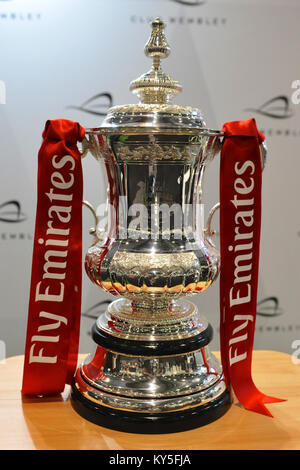 Londres, Royaume-Uni. 12 janvier, 2018. La Football Association Cup Trophy sur l'affichage au London Boat Show. La coupe a été conçu par Thomas Lyte's Master Silversmith Kevin Williams la tasse est 615mm de haut et est fabriqué à partir de 6,3 kg d'argent sterling. Plus de 230 bateaux et navires de 347 exposants, allant des yachts à moteur de luxe extravagant de petits canots et bateaux, étaient sur l'affichage à la 64e London Boat Show qui aura lieu à l'ExCeL Exhibition Centre, London United Kingdom. Crédit : Michael Preston/Alamy Live News Banque D'Images