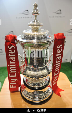 Londres, Royaume-Uni. 12 janvier, 2018. La Football Association Cup Trophy sur l'affichage au London Boat Show. La coupe a été conçu par Thomas Lyte's Master Silversmith Kevin Williams la tasse est 615mm de haut et est fabriqué à partir de 6,3 kg d'argent sterling. Plus de 230 bateaux et navires de 347 exposants, allant des yachts à moteur de luxe extravagant de petits canots et bateaux, étaient sur l'affichage à la 64e London Boat Show qui aura lieu à l'ExCeL Exhibition Centre, London United Kingdom. Crédit : Michael Preston/Alamy Live News Banque D'Images