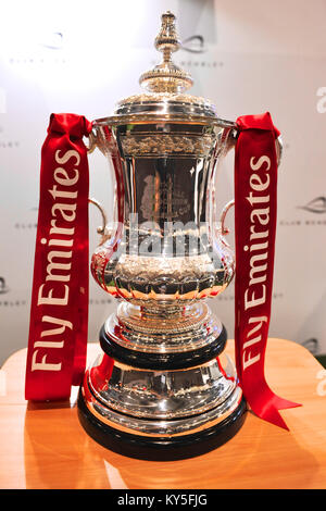 Londres, Royaume-Uni. 12 janvier, 2018. La Football Association Cup Trophy sur l'affichage au London Boat Show. La coupe a été conçu par Thomas Lyte's Master Silversmith Kevin Williams la tasse est 615mm de haut et est fabriqué à partir de 6,3 kg d'argent sterling. Plus de 230 bateaux et navires de 347 exposants, allant des yachts à moteur de luxe extravagant de petits canots et bateaux, étaient sur l'affichage à la 64e London Boat Show qui aura lieu à l'ExCeL Exhibition Centre, London United Kingdom. Crédit : Michael Preston/Alamy Live News Banque D'Images