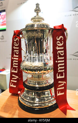 Londres, Royaume-Uni. 12 janvier, 2018. La Football Association Cup Trophy sur l'affichage au London Boat Show. La coupe a été conçu par Thomas Lyte's Master Silversmith Kevin Williams la tasse est 615mm de haut et est fabriqué à partir de 6,3 kg d'argent sterling. Plus de 230 bateaux et navires de 347 exposants, allant des yachts à moteur de luxe extravagant de petits canots et bateaux, étaient sur l'affichage à la 64e London Boat Show qui aura lieu à l'ExCeL Exhibition Centre, London United Kingdom. Crédit : Michael Preston/Alamy Live News Banque D'Images