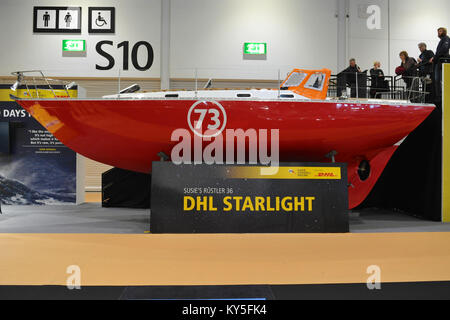 Londres, Royaume-Uni. 12 janvier, 2018. Susie Goodall Rustler 36 bateau de course sur l'affichage au salon nautique, centre d'exposition ExCeL, Londres, Royaume-Uni. Plus tard cette année, Goodall sera la race non-stop et tour du monde dans la course aux Golden Globe 2018. Plus de 230 bateaux et navires de 347 exposants, allant des yachts à moteur de luxe extravagant de petits bateaux, canots et des acheteurs accueillis et les amateurs présents à la 64e London Boat Show qui aura lieu à l'ExCeL Exhibition Centre, London United Kingdom. Crédit : Michael Preston/Alamy Live News Banque D'Images