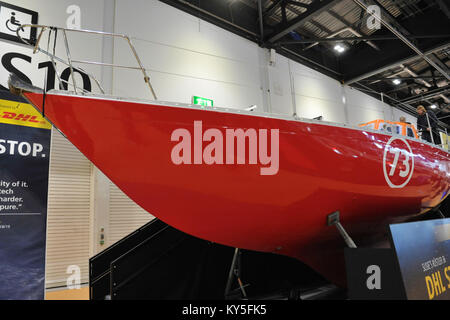 Londres, Royaume-Uni. 12 janvier, 2018. Susie Goodall Rustler 36 bateau de course sur l'affichage au salon nautique, centre d'exposition ExCeL, Londres, Royaume-Uni. Plus tard cette année, Goodall sera la race non-stop et tour du monde dans la course aux Golden Globe 2018. Plus de 230 bateaux et navires de 347 exposants, allant des yachts à moteur de luxe extravagant de petits bateaux, canots et des acheteurs accueillis et les amateurs présents à la 64e London Boat Show qui aura lieu à l'ExCeL Exhibition Centre, London United Kingdom. Crédit : Michael Preston/Alamy Live News Banque D'Images