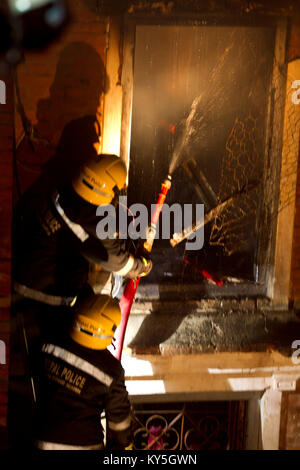 Katmandou, Népal. 12Th Jan, 2018. Les pompiers du Népal la police, des forces de police et armée népalaise d'éteindre un feu de travail accroché à une chambre dans les locaux de Swayambhunath Stupa, site du patrimoine mondial de l'UNESCO à Katmandou, capitale du Népal, le 12 janvier 2018. Credit : Pratap Thapa/Xinhua/Alamy Live News Banque D'Images