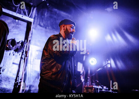 Bologne, Italie 12 Jan 2018. Le piège de hip hop de la scène italienne duo live à l'hôtel Covo Club. Il s'appelle Fausto Lama : hipster une barbe et un chapeau sur sa tête. Son nom est Francesca : elle a cheveux rasés, blond platine. Ensemble, elles forment le Coma Cose, qui a effectivement écrit 'Coma COSE', avec le bord bas entre les deux. Au cours des derniers mois, le duo milanais a attiré l'attention du public grâce à une série de chansons publiées sur YouTube. À la fin, compte tenu de l'intérêt, Coma Cose a décidé de publier un mini-album, un EP intitulé 'Inverno ticinese" : c'est leur premier album. Banque D'Images