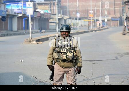 Srinagar, au Cachemire. 13 Jan, 2018. Un Kashmirn paramilitaire montent la garde pendant des restrictions strictes à Srinagar, Kashmirn administerd cachemire. Les autorités ont imposé des restrictions de Srinagar, en plus de parties de civil lines le samedi à la suite de grève déclenchée par les séparatistes à l'encontre de civils dans la vallée. Credit : Saqib Majeed/SOPA/ZUMA/Alamy Fil Live News Banque D'Images