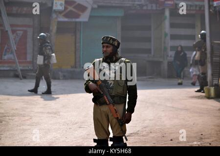 Srinagar, au Cachemire. 13 Jan, 2018. Un Kashmirn paramilitaire montent la garde pendant des restrictions strictes à Srinagar, Kashmirn administerd Cachemire.Les autorités ont imposé des restrictions de Srinagar, en plus de parties de civil lines le samedi à la suite de grève déclenchée par les séparatistes à l'encontre de civils dans la vallée. Credit : Saqib Majeed/SOPA/ZUMA/Alamy Fil Live News Banque D'Images