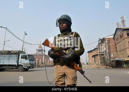 Srinagar, au Cachemire. 13 Jan, 2018. Un Kashmirn paramilitaire montent la garde pendant des restrictions strictes à Srinagar, Kashmirn administerd Cachemire.Les autorités ont imposé des restrictions de Srinagar, en plus de parties de civil lines le samedi à la suite de grève déclenchée par les séparatistes à l'encontre de civils dans la vallée. Credit : Saqib Majeed/SOPA/ZUMA/Alamy Fil Live News Banque D'Images