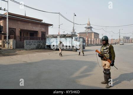 Srinagar, au Cachemire. 13 Jan, 2018. Un Kashmirn paramilitaire montent la garde pendant des restrictions strictes à Srinagar, Kashmirn administerd Cachemire.Les autorités ont imposé des restrictions de Srinagar, en plus de parties de civil lines le samedi à la suite de grève déclenchée par les séparatistes à l'encontre de civils dans la vallée. Credit : Saqib Majeed/SOPA/ZUMA/Alamy Fil Live News Banque D'Images