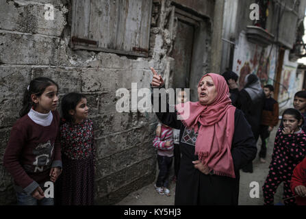 Des proches de 32 ans, pêcheur palestinien, Ramadan Abdullah Zidan, pleurent lors de ses funérailles dans la ville de Gaza, bande de Gaza, les territoires palestiniens, 13 janvier 2018. Selon le ministère de la santé de Gaza, Zidan est mort de ses blessures le samedi matin, dans un hôpital de la ville de Rafah, après qu'il aurait été abattu par les forces de la marine égyptienne, alors qu'il était sur un bateau de pêche à proximité des eaux territoriales de l'Egypte. Photo : Wissam Nassar/dpa Banque D'Images