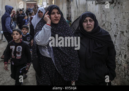 Des proches de 32 ans, pêcheur palestinien, Ramadan Abdullah Zidan, pleurent lors de ses funérailles dans la ville de Gaza, bande de Gaza, les territoires palestiniens, 13 janvier 2018. Selon le ministère de la santé de Gaza, Zidan est mort de ses blessures le samedi matin, dans un hôpital de la ville de Rafah, après qu'il aurait été abattu par les forces de la marine égyptienne, alors qu'il était sur un bateau de pêche à proximité des eaux territoriales de l'Egypte. Photo : Wissam Nassar/dpa Banque D'Images