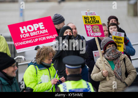 Cardiff, Wales, UK. 13 Jan, 2018. Cardiff, Wales, UK, 13 janvier 2018. Contre-manifestants au cours d'un "rallye Pro-Brexit non partisane" à l'édifice Senedd organisé par le PeopleÕs Fondation Charte. Credit : Mark Hawkins/Alamy Live News Banque D'Images