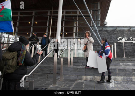 Cardiff, Wales, UK. 13 Jan, 2018. Cardiff, Wales, UK, 13 janvier 2018. Un "non-partisan" Pro-Brexit supporter (droite) contre les manifestants à l'adresse bâtiment Senedd organisé par le PeopleÕs Fondation Charte. Credit : Mark Hawkins/Alamy Live News Banque D'Images