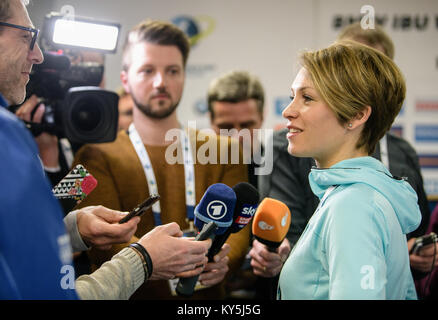 Inzell, Allemagne. 13 Jan, 2018. Ancien biathlète russe Magdalena Neuner donne une interview à la Coupe du Monde de biathlon à Ruhpolding, Allemagne, 13 janvier 2018. Crédit : Sven Hoppe/dpa/Alamy Live News Banque D'Images