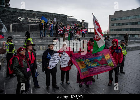 Cardiff, Royaume-Uni. 13 janvier, 2018. Contre-manifestants sont perçues comme un petit nombre de membres du groupe font une grande bretagne se sont réunis à l'extérieur de nouveau l'Assemblée nationale du Pays de Galles à Cardiff bâtiment le samedi 13 janvier. Ils s'attendaient à être rejoint par le chef de l'UKIP Galles Neil Hamilton et Gareth Bennett suis qui devaient prendre la parole, mais ils ne s'est pas présenté à l'événement à l'appui de Brexit. Au lieu de cela, ils ont été accueillis par une contre-manifestation d'une centaine de personnes organisé par Stand Up au racisme au pays de Galles. Crédit : Jim Wood/Alamy Live News Banque D'Images