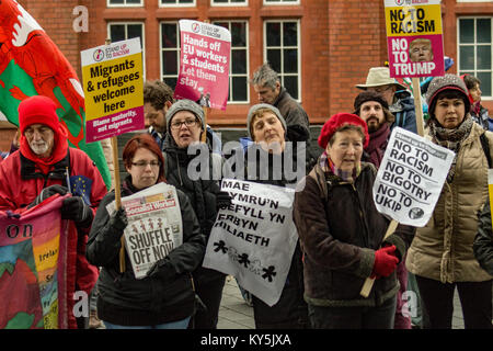 Cardiff, Royaume-Uni. 13 janvier, 2018. Contre-manifestants sont perçues comme un petit nombre de membres du groupe font une grande bretagne se sont réunis à l'extérieur de nouveau l'Assemblée nationale du Pays de Galles à Cardiff bâtiment le samedi 13 janvier. Ils s'attendaient à être rejoint par le chef de l'UKIP Galles Neil Hamilton et Gareth Bennett suis qui devaient prendre la parole, mais ils ne s'est pas présenté à l'événement à l'appui de Brexit. Au lieu de cela, ils ont été accueillis par une contre-manifestation d'une centaine de personnes organisé par Stand Up au racisme au pays de Galles. Crédit : Jim Wood/Alamy Live News Banque D'Images