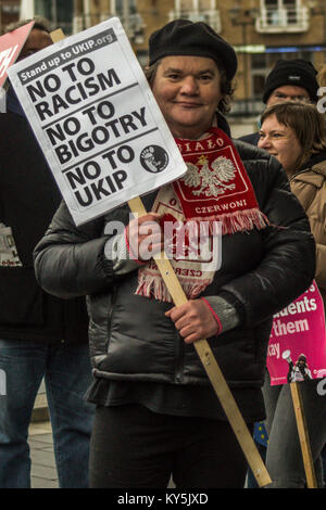 Cardiff, Royaume-Uni. 13 janvier, 2018. Contre-manifestants sont perçues comme un petit nombre de membres du groupe font une grande bretagne se sont réunis à l'extérieur de nouveau l'Assemblée nationale du Pays de Galles à Cardiff bâtiment le samedi 13 janvier. Ils s'attendaient à être rejoint par le chef de l'UKIP Galles Neil Hamilton et Gareth Bennett suis qui devaient prendre la parole, mais ils ne s'est pas présenté à l'événement à l'appui de Brexit. Au lieu de cela, ils ont été accueillis par une contre-manifestation d'une centaine de personnes organisé par Stand Up au racisme au pays de Galles. Crédit : Jim Wood/Alamy Live News Banque D'Images