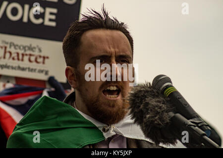 Cardiff, Royaume-Uni. 13 janvier, 2018. M. Luc Nash-Jones membre du groupe font à nouveau la Grande-Bretagne Grande parle comme d'autres membres du groupe se sont rassemblés devant l'Assemblée nationale du Pays de Galles à Cardiff bâtiment le samedi 13 janvier. Ils s'attendaient à être rejoint par le chef de l'UKIP Galles Neil Hamilton et Gareth Bennett suis qui devaient prendre la parole, mais ils ne s'est pas présenté à l'événement à l'appui de Brexit. Au lieu de cela, ils ont été accueillis par une contre-manifestation d'une centaine de personnes organisé par Stand Up au racisme au pays de Galles. Crédit : Jim Wood/Alamy Live News Banque D'Images