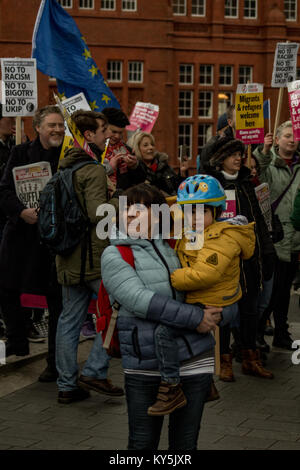 Cardiff, Royaume-Uni. 13 janvier, 2018. Contre-manifestants sont perçues comme un petit nombre de membres du groupe font une grande bretagne se sont réunis à l'extérieur de nouveau l'Assemblée nationale du Pays de Galles à Cardiff bâtiment le samedi 13 janvier. Ils s'attendaient à être rejoint par le chef de l'UKIP Galles Neil Hamilton et Gareth Bennett suis qui devaient prendre la parole, mais ils ne s'est pas présenté à l'événement à l'appui de Brexit. Au lieu de cela, ils ont été accueillis par une contre-manifestation d'une centaine de personnes organisé par Stand Up au racisme au pays de Galles. Crédit : Jim Wood/Alamy Live News Banque D'Images