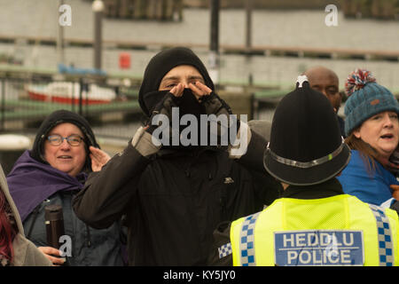 Cardiff, Royaume-Uni. 13 janvier, 2018. Contre-manifestants sont perçues comme un petit nombre de membres du groupe font une grande bretagne se sont réunis à l'extérieur de nouveau l'Assemblée nationale du Pays de Galles à Cardiff bâtiment le samedi 13 janvier. Ils s'attendaient à être rejoint par le chef de l'UKIP Galles Neil Hamilton et Gareth Bennett suis qui devaient prendre la parole, mais ils ne s'est pas présenté à l'événement à l'appui de Brexit. Au lieu de cela, ils ont été accueillis par une contre-manifestation d'une centaine de personnes organisé par Stand Up au racisme au pays de Galles. Crédit : Jim Wood/Alamy Live News Banque D'Images