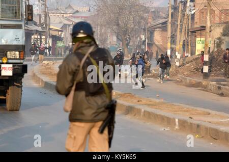 Srinagar, au Cachemire . 13 Jan, 2018. En conflit avec les manifestants du cachemire cachemire n forces au cours de manifestations anti-Cachemire à Srinagar, au Cachemire cachemire n. Des manifestations et des heurts ont éclaté dans la région de Srinagar contre la poussée des tueries et autres violations des droits de l'homme par le Cachemire n troupes sur le territoire. Credit : Saqib Majeed/SOPA/ZUMA/Alamy Fil Live News Banque D'Images