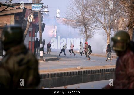 Srinagar, au Cachemire . 13 Jan, 2018. Les manifestants musulmans du Cachemire Cachemire jeter des pierres sur les forces du gouvernement n lors d'une manifestation anti-Cachemire à Srinagar, au Cachemire cachemire n. Des manifestations et des heurts ont éclaté dans la région de Srinagar contre la poussée des tueries et autres violations des droits de l'homme par le Cachemire n troupes sur le territoire. Credit : Saqib Majeed/SOPA/ZUMA/Alamy Fil Live News Banque D'Images