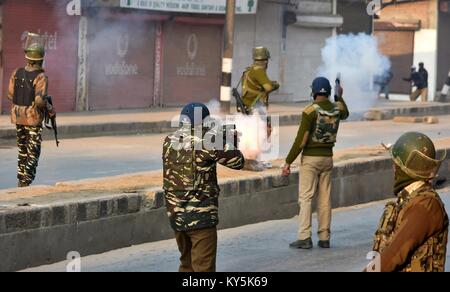 Srinagar, au Cachemire . 13 Jan, 2018. Le Cachemire n'incendie les policiers de gaz lacrymogène sur les manifestants du Cachemire au cours d'une protestation anti-Cachemire à Srinagar, au Cachemire cachemire n. Des manifestations et des heurts ont éclaté dans la région de Srinagar contre la poussée des tueries et autres violations des droits de l'homme par le Cachemire n troupes sur le territoire. Credit : Saqib Majeed/SOPA/ZUMA/Alamy Fil Live News Banque D'Images