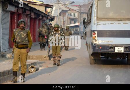 Srinagar, au Cachemire . 13 Jan, 2018. Cachemire forces n'arriver près de l'emplacement de protets à Srinagar, au Cachemire cachemire n. Des manifestations et des heurts ont éclaté dans la région de Srinagar contre la poussée des tueries et autres violations des droits de l'homme par le Cachemire n troupes sur le territoire. Credit : Saqib Majeed/SOPA/ZUMA/Alamy Fil Live News Banque D'Images