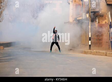 Srinagar, au Cachemire . 13 Jan, 2018. Un manifestant pro- Cachemire crier des slogans de liberté au cours d'affrontements dans la région de Srinagar, au Cachemire cachemire n. Des manifestations et des heurts ont éclaté dans la région de Srinagar contre la poussée des tueries et autres violations des droits de l'homme par le Cachemire n troupes sur le territoire. Credit : Saqib Majeed/SOPA/ZUMA/Alamy Fil Live News Banque D'Images