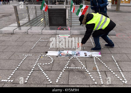 Berlin, Allemagne. 13 Jan, 2018. Les Iraniens pour protester contre le régime en Iran, à Berlin, Allemagne, 13 janvier 2018. Credit : Maurizio Gambarini/dpa/Alamy Live News Banque D'Images