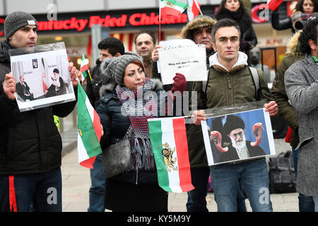 Berlin, Allemagne. 13 Jan, 2018. Les Iraniens pour protester contre le régime en Iran, à Berlin, Allemagne, 13 janvier 2018. Credit : Maurizio Gambarini/dpa/Alamy Live News Banque D'Images