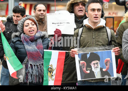 Berlin, Allemagne. 13 Jan, 2018. Les Iraniens pour protester contre le régime en Iran, à Berlin, Allemagne, 13 janvier 2018. Credit : Maurizio Gambarini/dpa/Alamy Live News Banque D'Images