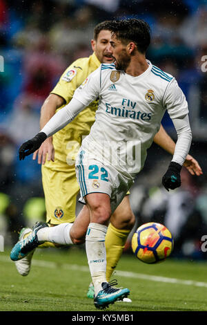 Daniele Bonera (Villerreal FC) se bat pour le contrôle de la balle Francisco Alarcon, CITP (Real Madrid), La Liga match entre Real Madrid vs FC Villerreal au Santiago Bernabeu à Madrid, Espagne, le 13 janvier 2018. Más Información Gtres Crédit : Comuniación sur ligne, S.L./Alamy Live News Banque D'Images