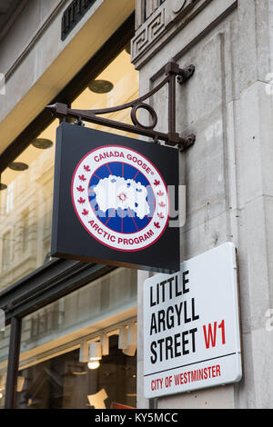 Londres, Royaume-Uni. 13 Jan, 2018. Un signe à l'extérieur du Canada Goose's flagship store de Regent Street. Les militants des droits des animaux manifestent régulièrement en dehors contre le piégeage cruel de coyotes sauvages utilisés dans le cadre de l'habillement. Credit : Mark Kerrison/Alamy Live News Banque D'Images