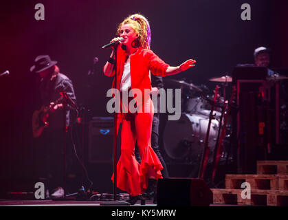 Essen, Allemagne. 12Th Jan, 2018. Natia Todua, géorgien et le chanteur gagnant de German TV-talent-show 'La Voix de l'Allemagne 2017", qui est en concert au spectacle 'La Voix de l'Allemagne - Live in concert' dans Rittal-Arena, Essen, Allemagne. Todua Natia est confirmé comme un concurrent d'Unser Lied für Lissabon, la sélection nationale allemande pour le Concours Eurovision de la Chanson 2018. Crédit : Christian Lademann Banque D'Images